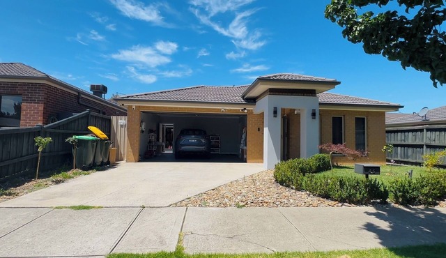 Stylish Small Ocean Home near Deer Park Train Station-Private Room