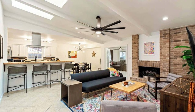 Stylish SoCo Group Retreat-Pets!