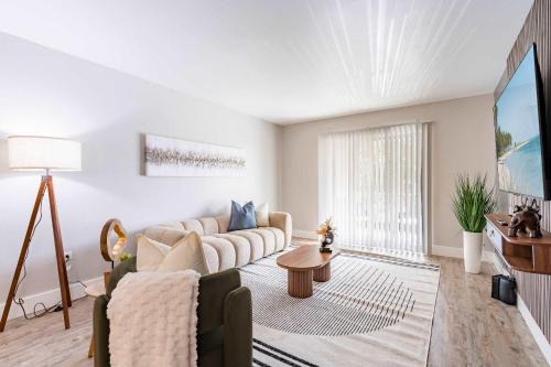 Stylish South Tampa Retreat Pool Gym & King Beds