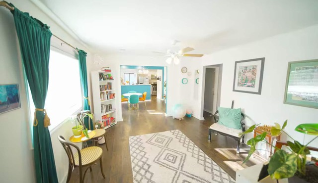 Stylish Southern Bungalow/4BR/2BA/Parking