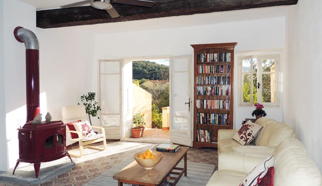 Stylish, spacious village house, sunny garden and fabulous views. Reliable Wifi