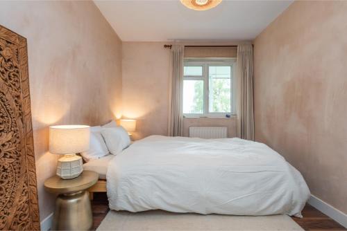 Stylish & Spacious 2-Bed Flat with Parking