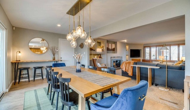 Stylish Spacious Retreat in Skyway - Broadmoor Area w/Mtn Views Park Quiet