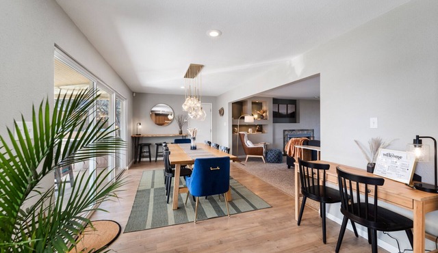 Stylish Spacious Retreat in Skyway - Broadmoor Area - Walk to Hiking - Sleeps 5
