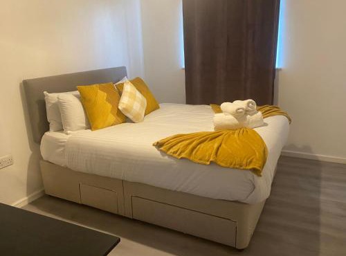 Stylish spacious 2 bed Apt Balcony Nr City Stadium