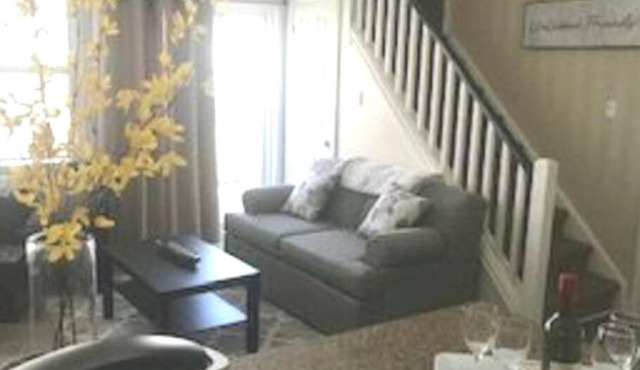 Stylish & Spacious 2 Bedroom, 2 Bath Loft in Blue