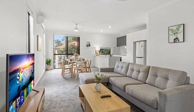 Stylish, Spacious 3 bedroom Townhouse, GC central