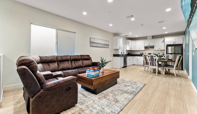Stylish & Spacious 3-Bedroom Townhome Minutes from Disneyland and Knott’s