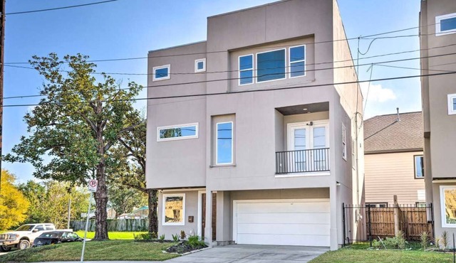 Stylish & Spacious 3-Bedroom Townhome in the Heart of Houston