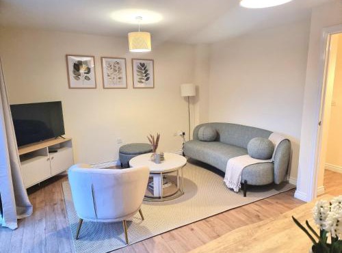 Stylish Spacious 4 Bed Townhouse near station with Parking & High Speed WiFi