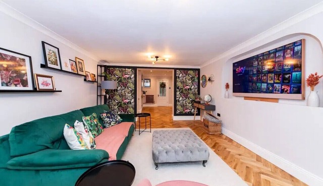 Stylish & Spacious 4 BR House With Garden! | Pass the Keys