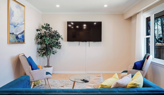Stylish, Spacious 6-Bedroom Home. 30 minutes from Downtown Toronto