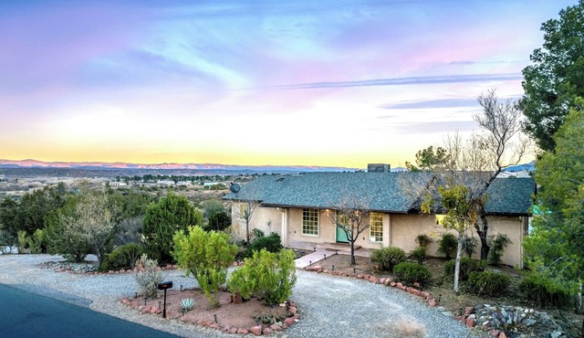 Stylish & Spacious Boho - King Bed Galore, Hot Tub, Arcade, Ping Pong, Rec Room