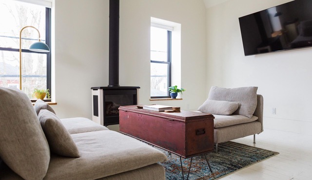Stylish, spacious suite in Wellington- steps to beach, dining, brewery and shops