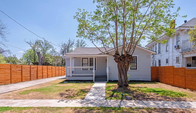 Stylish & Spacious Comfort 4BR/3BA Downtown Gem!