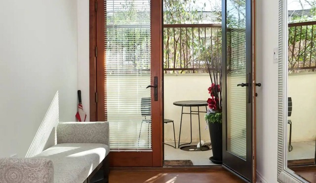 Stylish Spacious Greentree Apartment