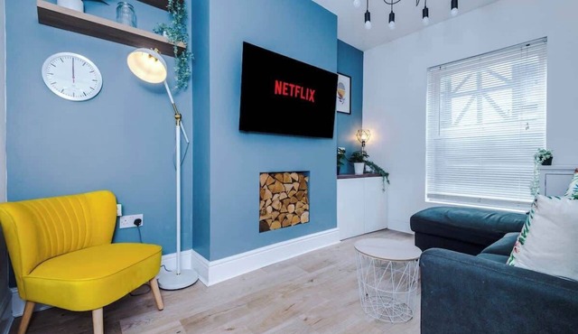 Stylish & Spacious home, Great Location, sleeps 6!