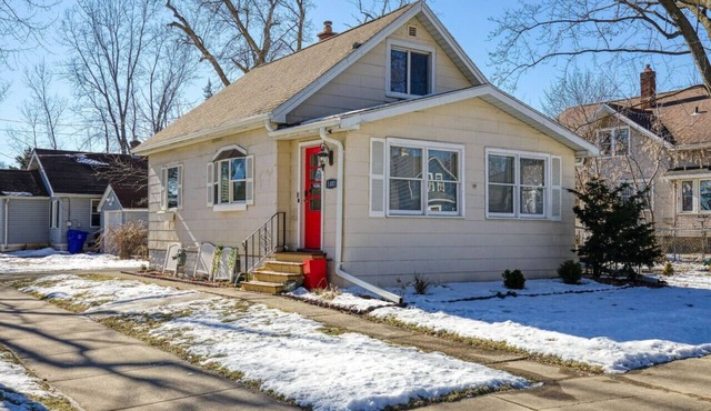 Stylish, Spacious Home: Walk Downtown, Fenced Yard on Washington St.