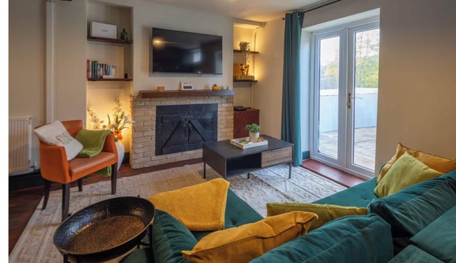 Stylish & Spacious Retreat in Troedyrhiw | Sleeps 6 | Garden Decking