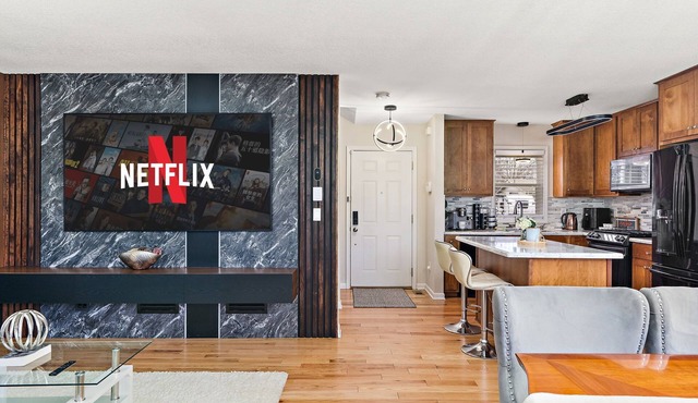 Stylish & Spacious Retreat - with a High tech Movie Theater near DT Minneapolis