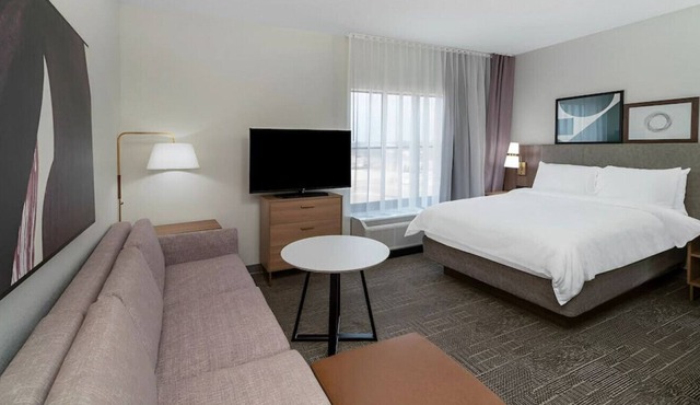 Stylish & Spacious Suite w/ Fully Equipped Kitchen