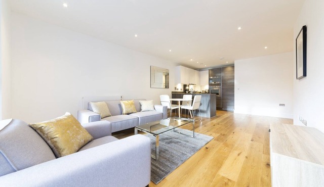 Stylish, spacious two bed family apartment with placing