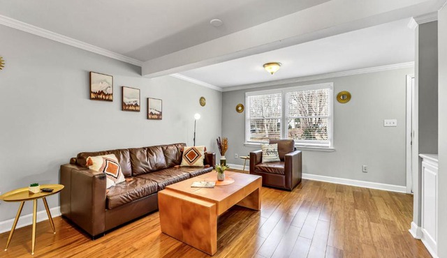 Stylish, spacious Uptown Condo! Perfect for large families and groups! Private patio! Minutes from downtown and airport!