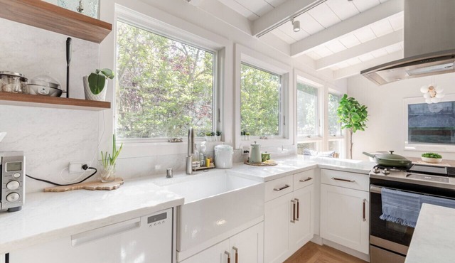 STYLISH & SPACIOUS 2 ND FLOOR 2 BR VICTORIAN HOME