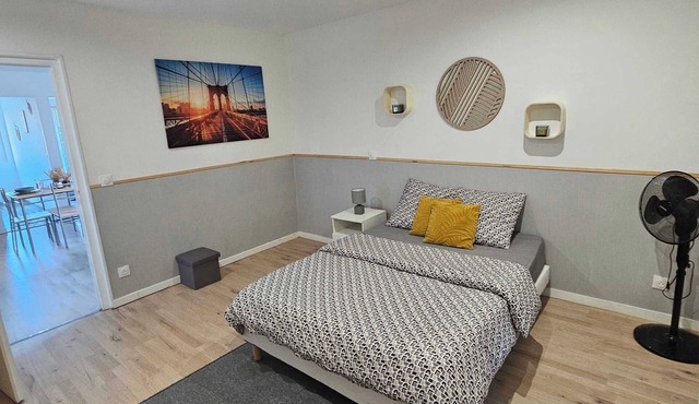 Stylish Studio with Downtown Parking