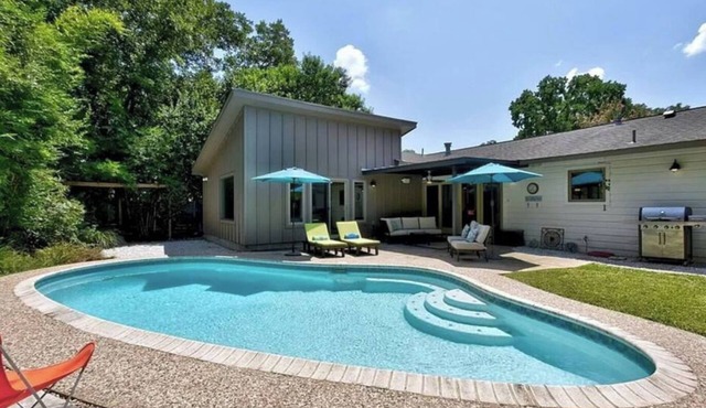 Stylish Stardust Drive Modern Retreat