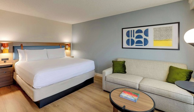 Stylish Stay in Scottsdale w/Pool, Gym & Near Mayo Clinic Campus Scottsdale!
