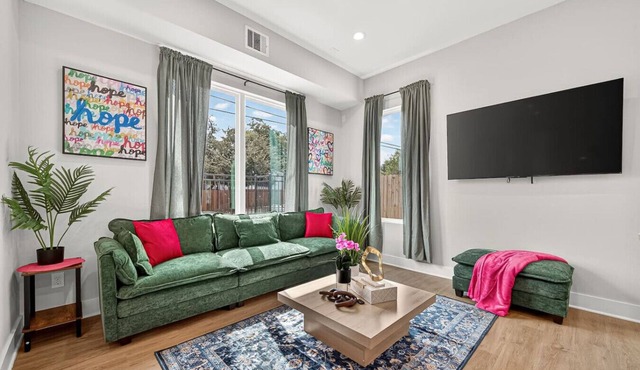 Stylish Stay | Sleeps 6 | 10 min to Downtown HTX