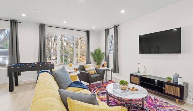 Stylish Stay with Rooftop Views and Garage Access