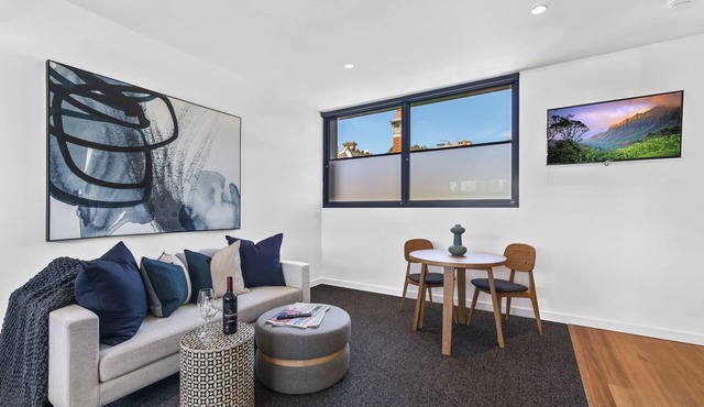 Stylish Studio with Great Amenities near Beachside