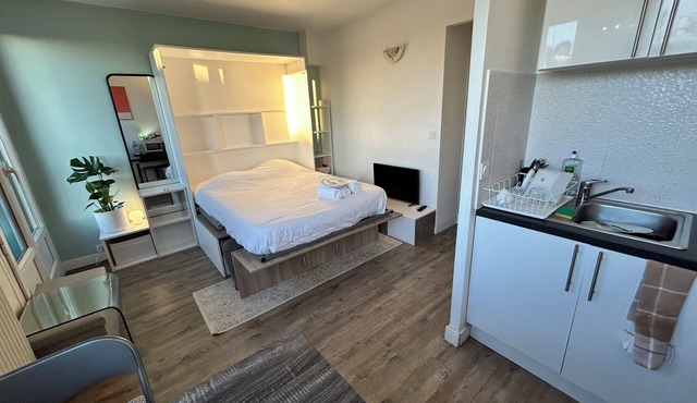 Stylish Studio 12 Min from Republique