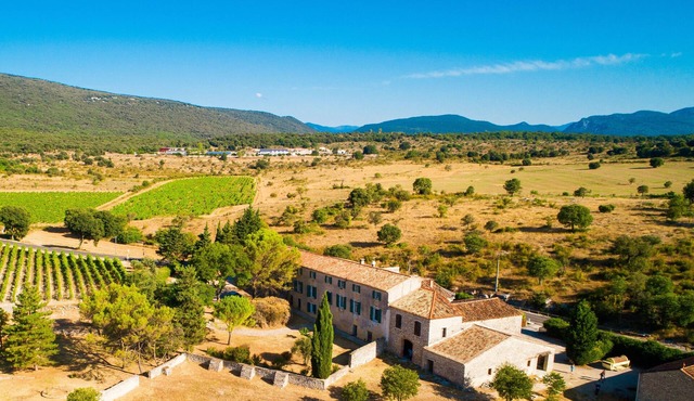 Stylish studio apartment within an award-winning vineyard; shared pool