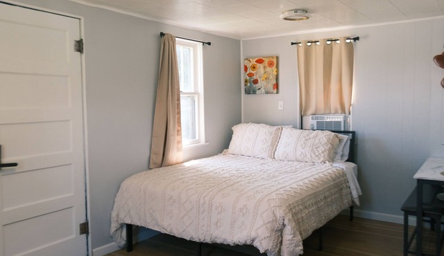 Stylish Studio Cabin in St. Ignace – Near Mackinac Ferry, WiFi & AC