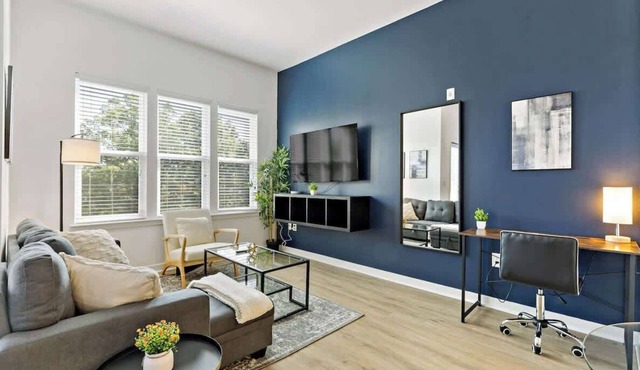 Stylish Studio DT | Pool, Gym, W/D & Free Parking