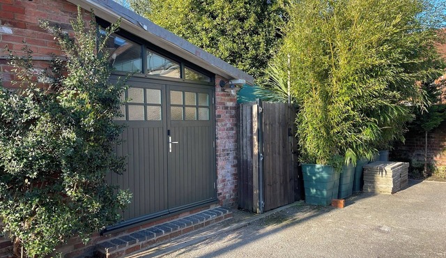 Stylish Studio Flat with Parking Close to the City