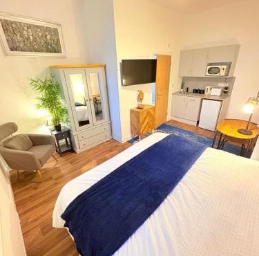 Stylish Studio flat 4,ensuite,Kitchennete,Parking,Wifi,Smart TV,Nr Sandwell and Metropolitan Hospital