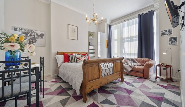 STYLISH STUDIO FLAT IN EALING, WEST LONDON
