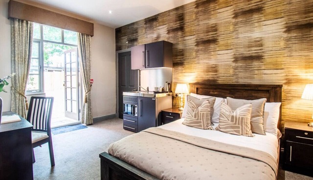 Stylish Studio; Free Gym Access, Patio, Parking