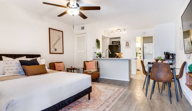 Stylish Studio in Allandale | 10 mins to Downtown.