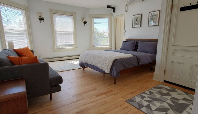 Stylish Studio in the Queen Cityn