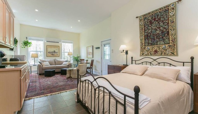 Stylish Studio in the Trees - Montford