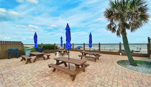 Stylish studio in Daytona Beach with King size bed, beach access, pool, gameroom