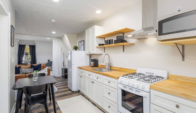 Stylish Studio Near German Village, Sleeps 4 , Café + Cowork