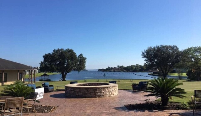 Stylish Studio on Lake Conroe