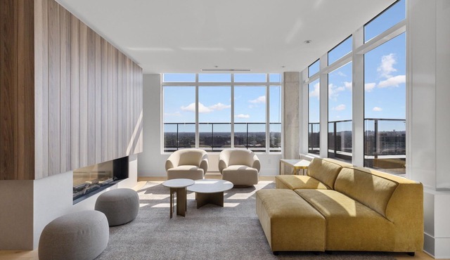 Stylish Studio on the 24th Floor in Griffintown City 5 mins from downtown