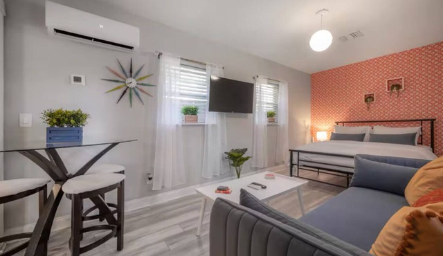 Stylish Studio Prime Spot 10 Mins to Downtown!